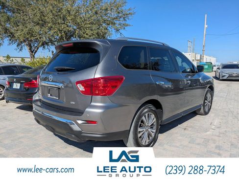 Used 2018 Nissan Pathfinder SV image 3