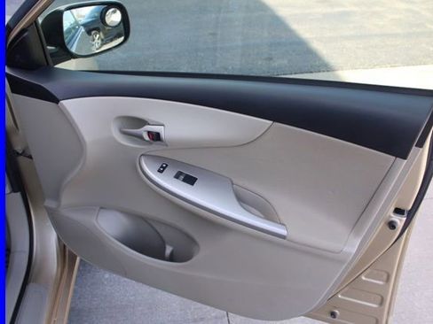 Used 2011 Toyota Corolla LE image 18