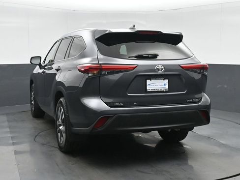 Used 2021 Toyota Highlander XLE AWD/4WD image 5