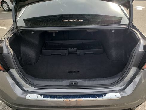 Used 2023 Nissan Altima 2.5 SR w/ SR Premium Package FWD image 9