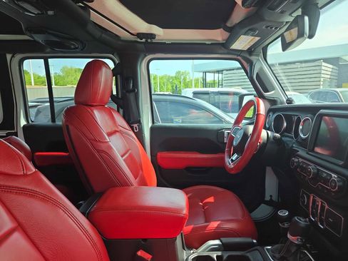 Used 2018 Jeep Wrangler Unlimited Sahara AWD/4WD image 4