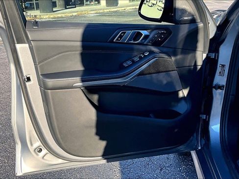Used 2025 BMW X7 M60i image 21