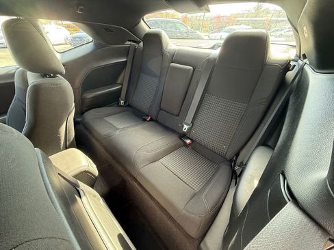 Used 2016 Dodge Challenger SXT image 10