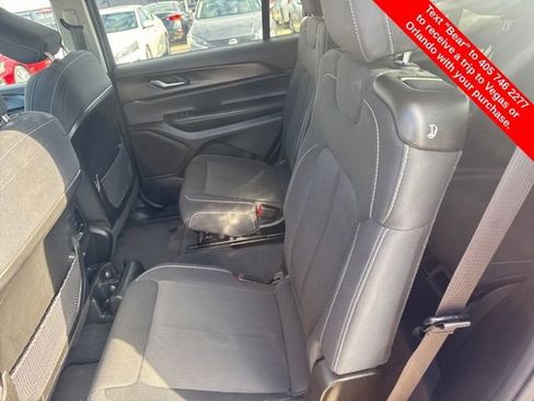 Used 2023 Jeep Grand Cherokee L Laredo image 13