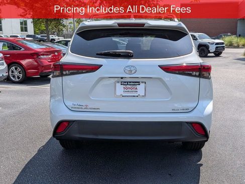 Used 2023 Toyota Highlander XLE AWD/4WD image 6