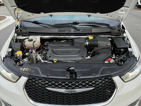 Used 2024 Chrysler Pacifica Touring-L FWD image 31
