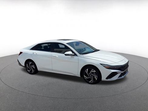Used 2025 Hyundai Elantra Limited FWD image 2