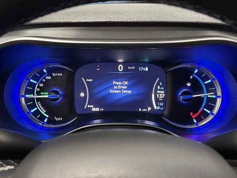 Used 2024 Chrysler Pacifica Select image 17