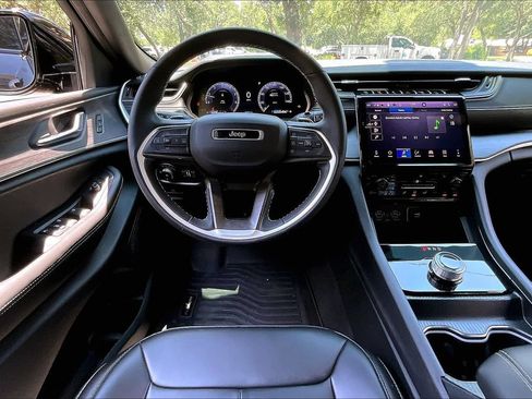 Used 2025 Jeep Grand Cherokee Limited w/ Black Appearance Package RWD image 8