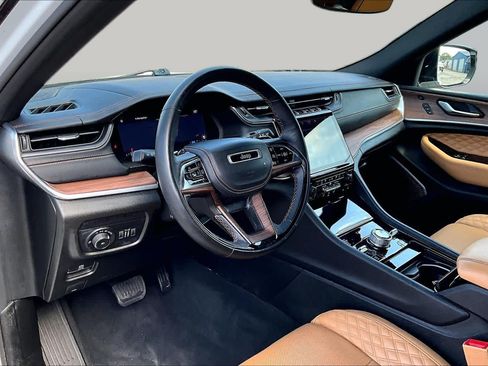 Used 2023 Jeep Grand Cherokee L Summit w/ Luxury Tech Group V AWD/4WD image 18