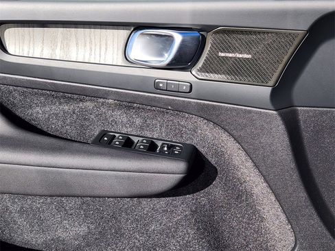 Used 2023 Volvo XC40 B5 Ultimate image 12