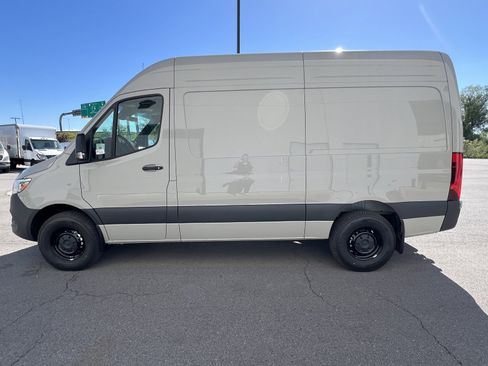 Used 2024 Mercedes-Benz Sprinter 2500 image 10