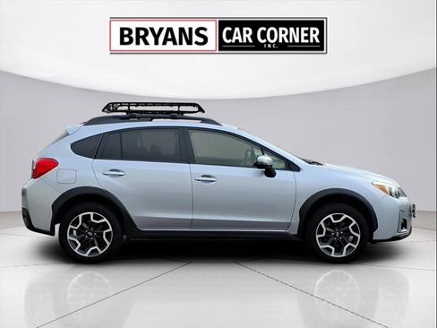 Used 2017 Subaru Crosstrek 2.0i Limited image 2