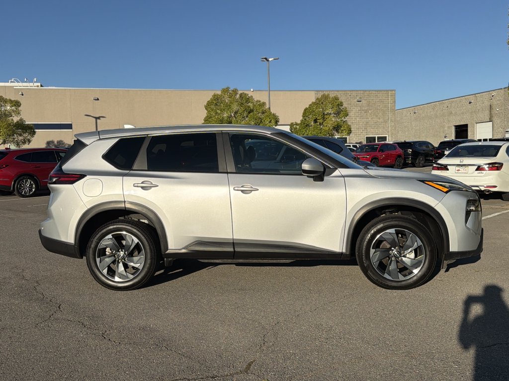 Used 2025 Nissan Rogue SV AWD/4WD image 2