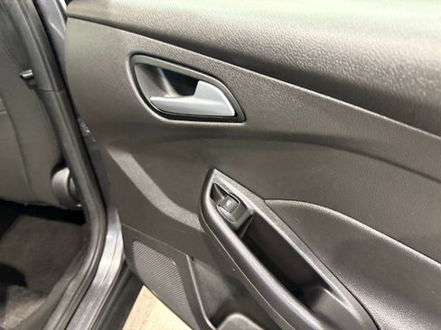 Used 2018 Ford Focus SE w/ SE Appearance Package image 24