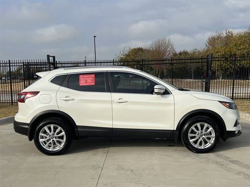 Certified 2021 Nissan Rogue Sport SV image 3