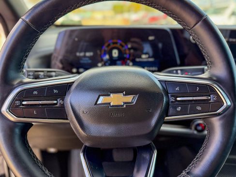 Used 2025 Chevrolet Equinox LT w/ Convenience Package II image 2