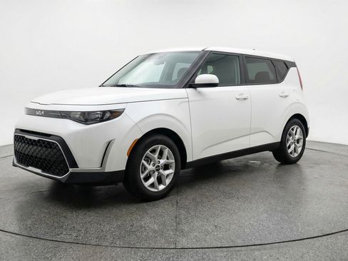 Used 2025 Kia Soul LX w/ LX Technology Package FWD image 3