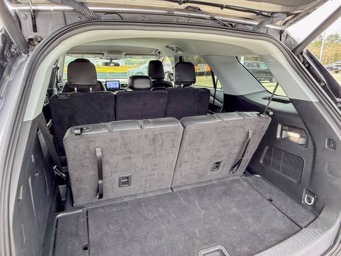 Used 2024 Ford Explorer XLT w/ Equipment Group 202A RWD image 10
