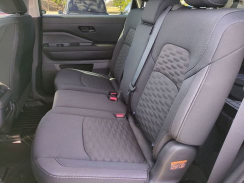 Used 2025 Nissan Pathfinder S image 21