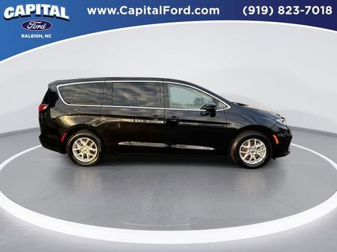 Used 2024 Chrysler Pacifica Touring-L image 9