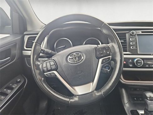 Used 2019 Toyota Highlander XLE image 12