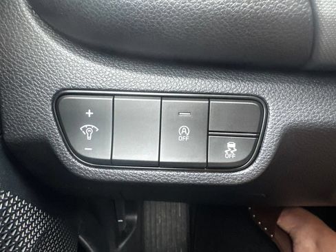 Used 2025 Kia Seltos LX AWD/4WD image 16