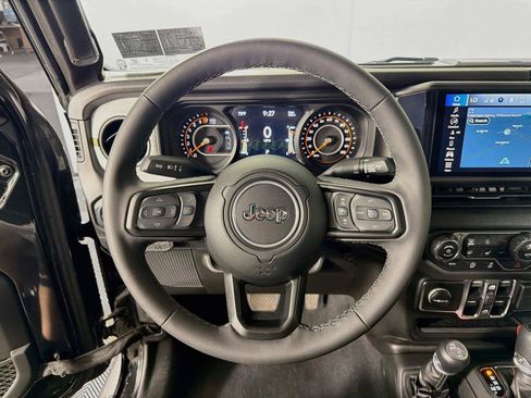 Used 2025 Jeep Gladiator Sport AWD/4WD image 3