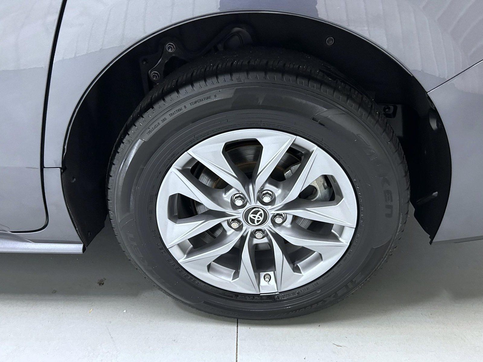 Used 2025 Toyota Sienna LE FWD image 21