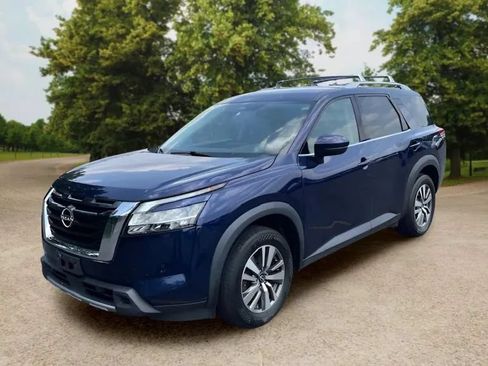 Used 2023 Nissan Pathfinder SL AWD/4WD image 4