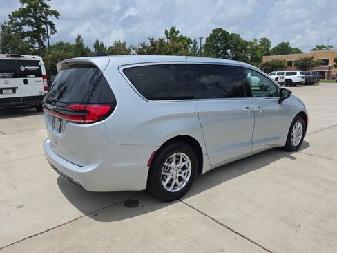 Used 2024 Chrysler Pacifica Touring-L FWD image 9