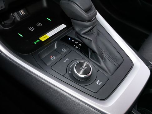 Certified 2025 Toyota RAV4 XLE image 28