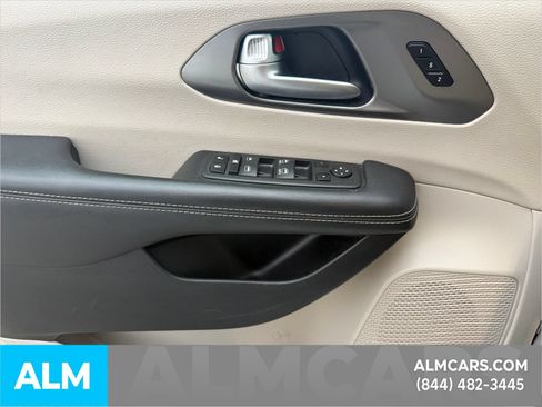 Used 2023 Chrysler Pacifica Touring-L FWD image 26