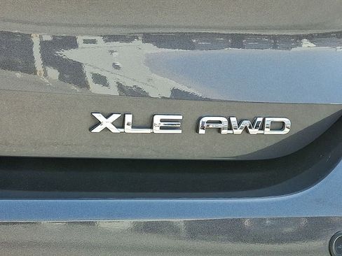 Used 2021 Toyota Highlander XLE image 29