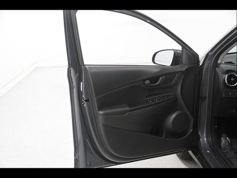 Certified 2023 Hyundai Kona SE AWD/4WD image 4