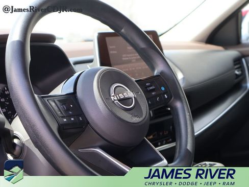 Used 2023 Nissan Rogue SV image 24