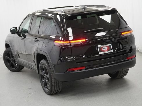 Certified 2023 Jeep Grand Cherokee Altitude image 11