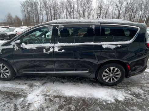 Used 2019 Chrysler Pacifica Touring-L image 5