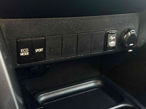Used 2017 Toyota RAV4 XLE FWD image 35