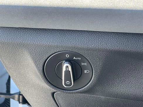 Used 2025 Volkswagen Jetta SE image 23