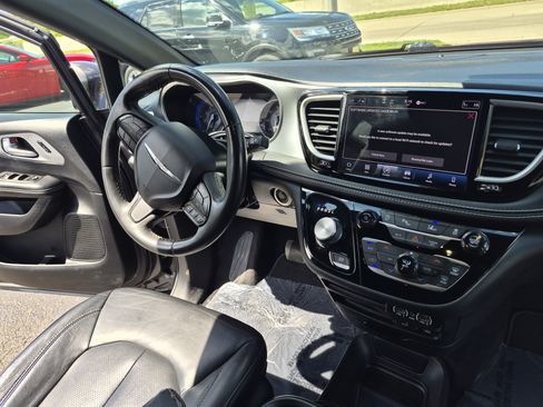 Used 2022 Chrysler Pacifica Touring-L w/ S Appearance Package FWD image 16