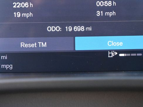 Used 2025 Volvo XC40 B5 Core image 25