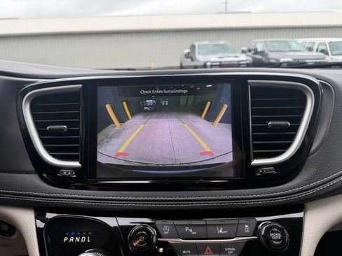 Used 2023 Chrysler Pacifica Touring-L FWD image 19