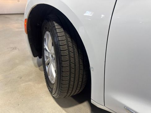 Used 2017 Chrysler Pacifica Touring-L FWD image 3
