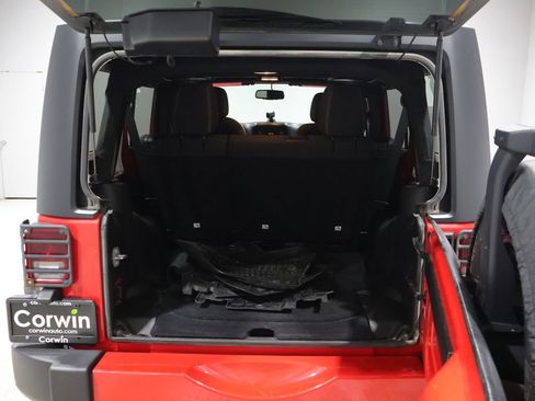 Used 2017 Jeep Wrangler Unlimited Sahara w/ Connectivity Group image 19