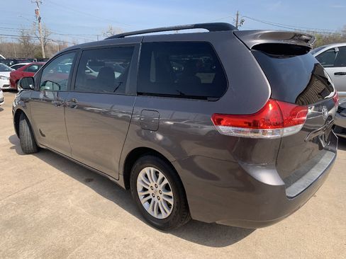 Used 2014 Toyota Sienna XLE image 11