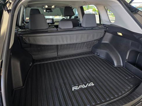 Used 2022 Toyota RAV4 LE AWD/4WD image 15