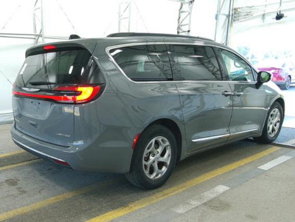 Used 2023 Chrysler Pacifica Limited FWD image 4