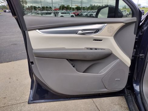 Used 2017 Cadillac XT5 Premium Luxury FWD image 9
