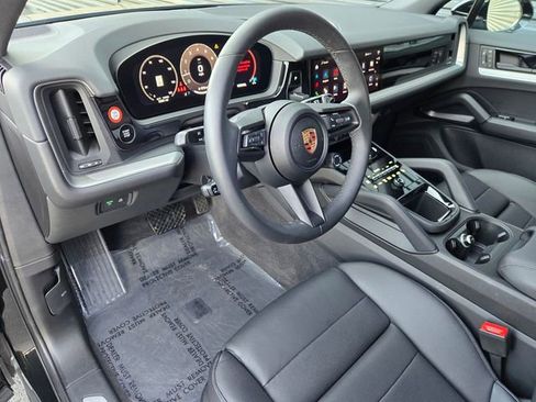 Used 2025 Porsche Cayenne image 4